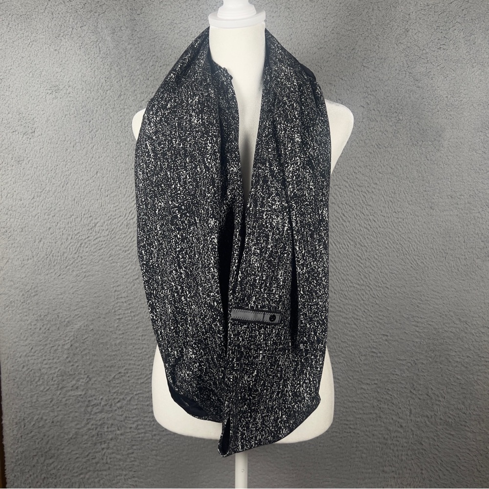 Lululemon Vinyasa Scarf Women OS Heather Black Gray Stretch  Snap Closure Preppy